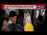 Man beaten by women for eve teasing | मथुरा में मनचले को छेड़छाड़ करना पड़ा महंगा