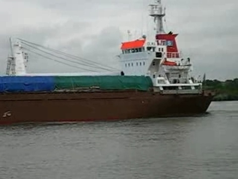 Loire - Cargo OLMA devant Couëron - Mai 2006