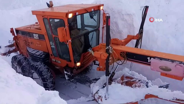 Bahçesaray karayolu çığdan temizleniyor