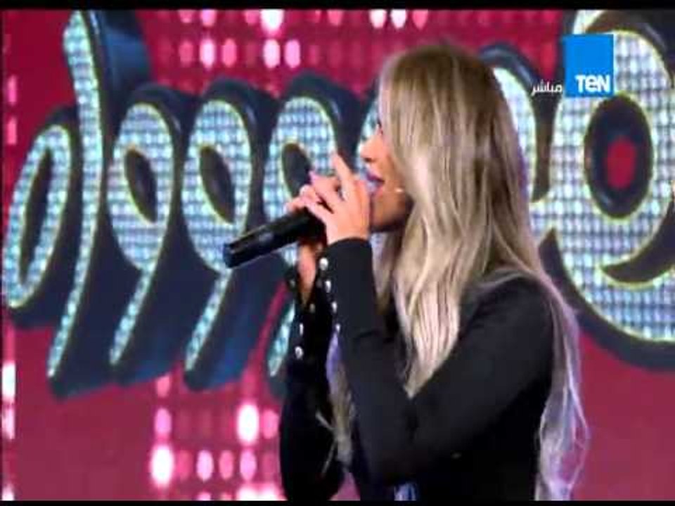 برنامج 5 مواه - الفنانة الجميلة مايا دياب تشعل مسرح فيفي عبده بأغنية " انا بت يا واد عسل "