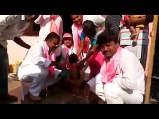 Telangana चुनाव प्रचार के दौरान नेताजी - तुम मुझे Vote दो, मै तुम्हारे बच्चे की पॉटी साफ करूँगा !