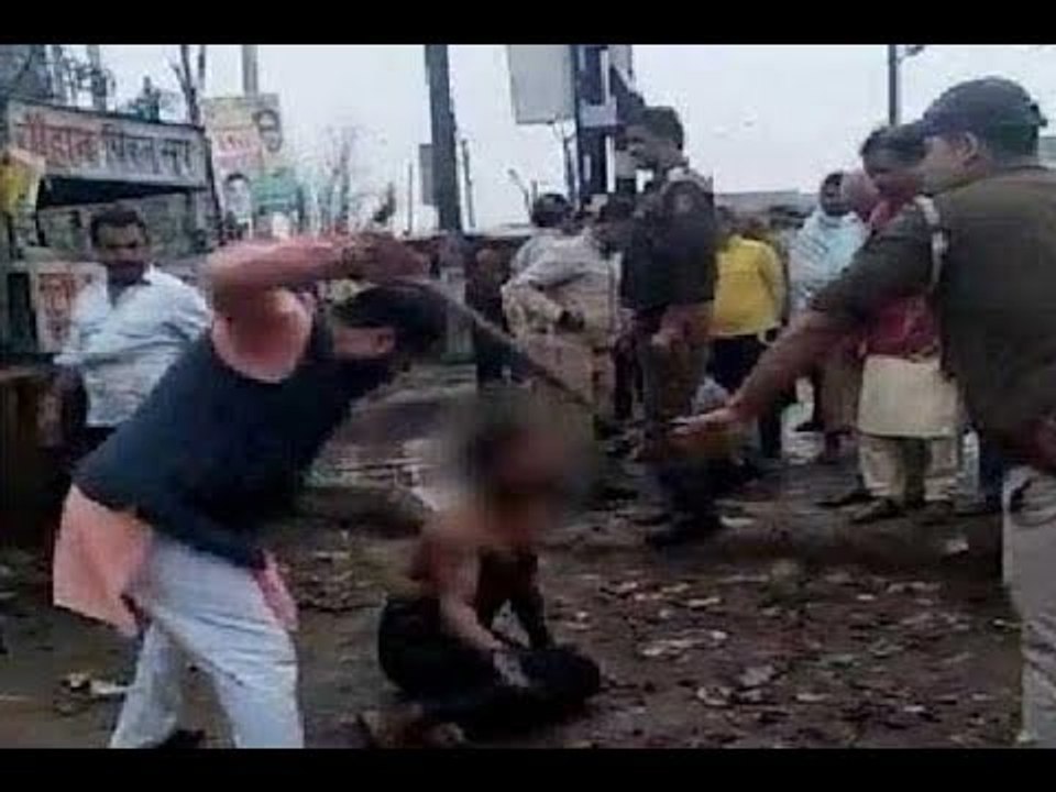 दिल्ली में बीच सड़क पर एक युवक की बेरहमी से पिटाई