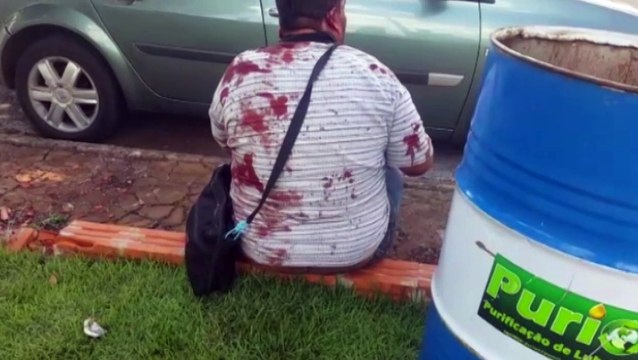 Briga de 'amigos' termina com ambos feridos por faca