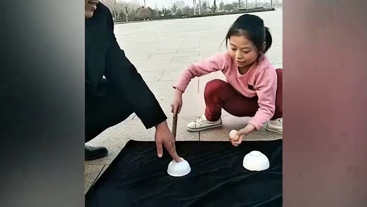 Une petite fille fait un tour de magie !