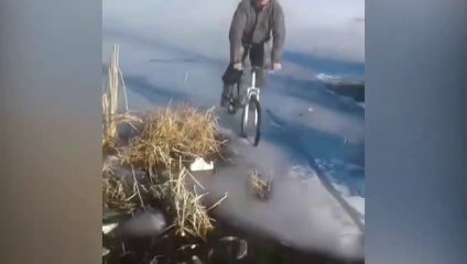 Un Russe fait du vélo sur un lac gelé !