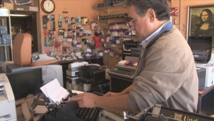 Los retro poetas insuflan vida a las máquinas de escribir y a sus reparadores