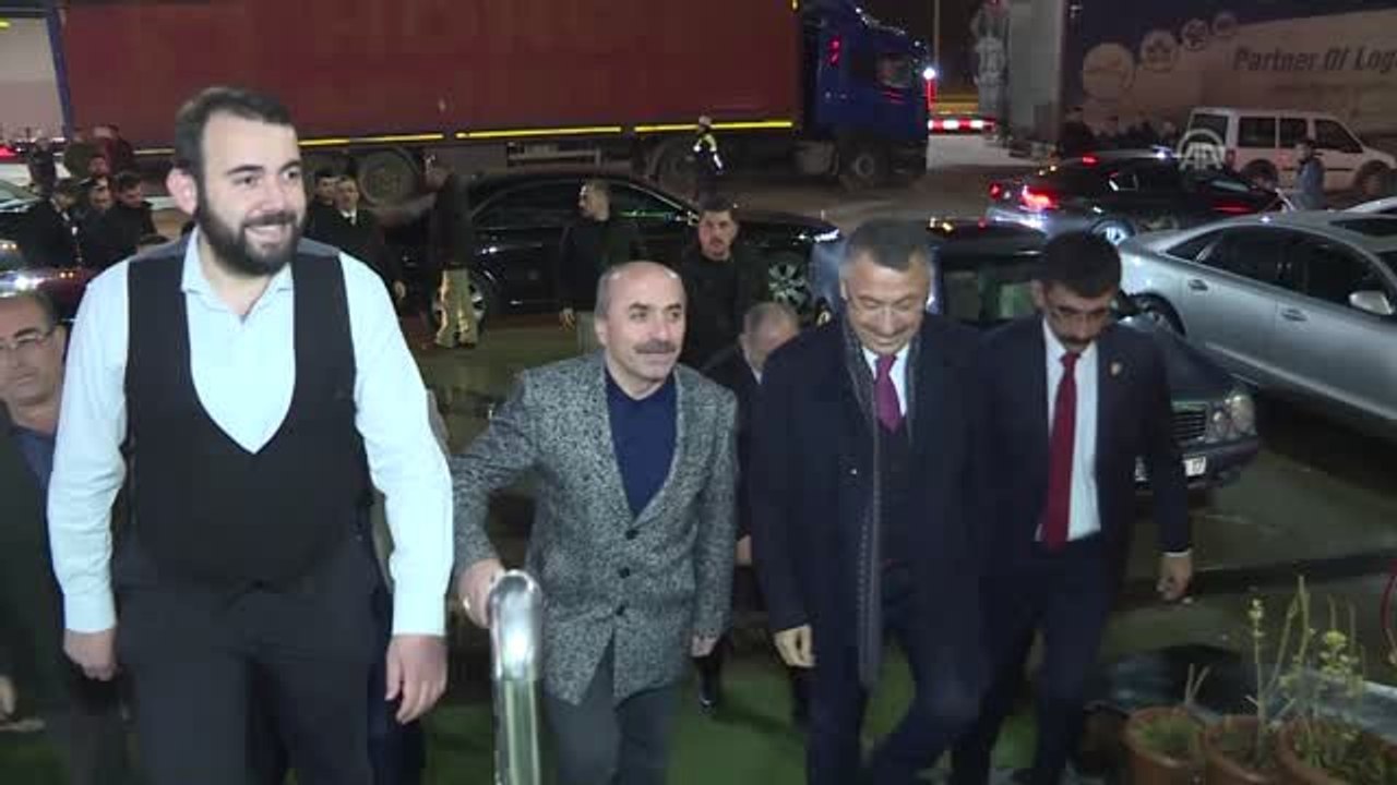 Cumhurbaşkanı Yardımcısı Oktay, Kamyoncularla Yemek Yedi