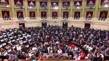 Macri defiende su plan de austeridad pese a crisis económica