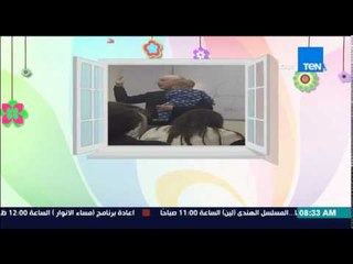 صباح الورد - صورة تٌظهر "إنسانية معلم" ليحمل طفل إبن أحد طالبات الفصل الدراسى تقديراً لهذة الأم