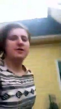 Elle court hors de chez elle et se fait presque foudroyer... Eclair impressionnant