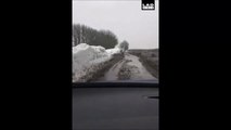 Quand tu oublies ta voiture en bord de route en hiver... Avalée par la neige