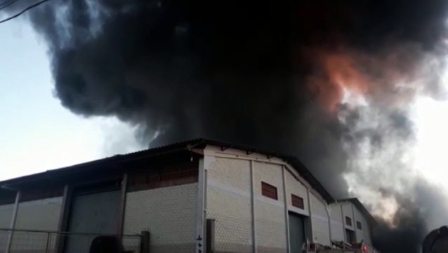 Grande incêndio destrói parte de depósito de recicláveis