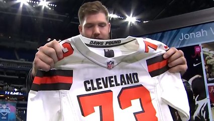 Jonah Williams gets signed jersey from idol Joe Thomas