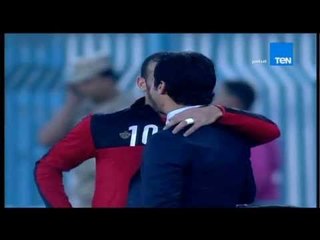 ستاد TEN - أحضان وسلامات بين الكابتن عماد متعب والكابتن أحمد حسن قبل بداية المباراة الأهلي وبتروجيت