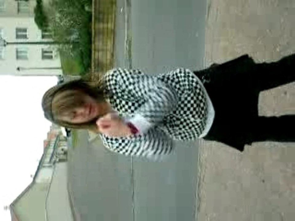 Audrey qui dance la tecktonik!
