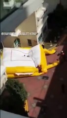 Un jeune garçon tombe d'un balcon au 17ème étage en Singapour