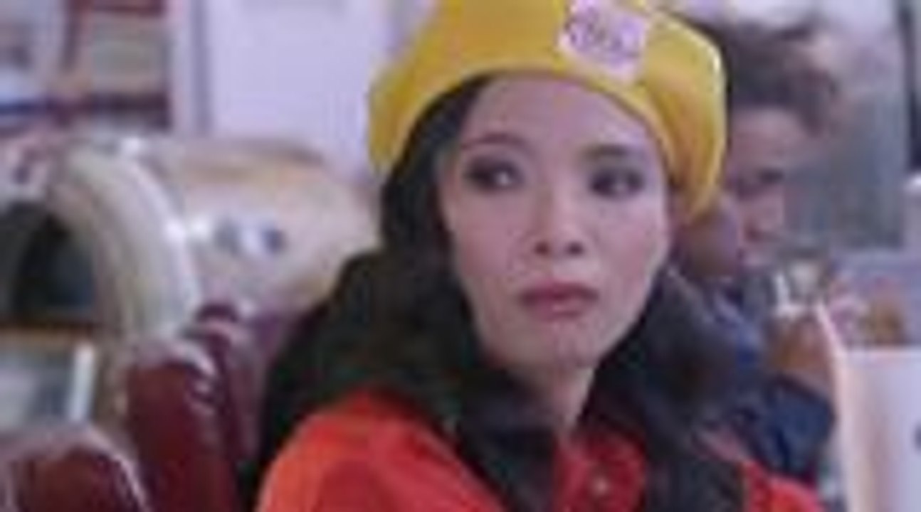 Jigs, hinalikan si Maggie sa harap ng kaibigan ni Leah