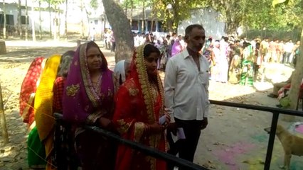 ससुराल जाने से पहले शादी के जोड़े में वोट डालने पहुंची दुल्हन, लोग कर रहे जमकर तारीफ