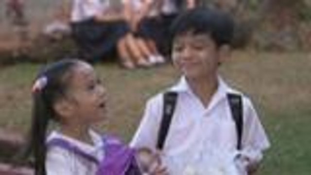 Nathaniel at Abby, tumulong kay Beth sa pagbebenta ng pagkain sa school