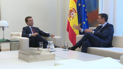 Sánchez recibe a Casado en La Moncloa en la primera toma de contacto