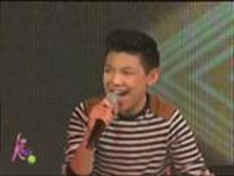Darren sings his The Voice Kids trademark song Domino with Thor