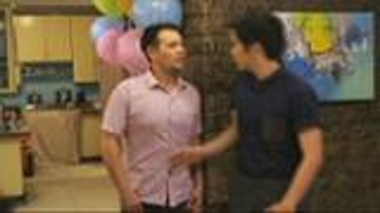 Joel, di maiwasang mapatitig kay Bea