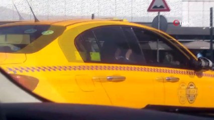 Sarıyer’de bir alışveriş merkezinde kafede oturan biri kadın 2 kişiye yönelik silahlı saldırı düzenlendi. Saldırıyı motosikletli 2 kişinin düzenlediği iddia edildi. Olay yerine ambulans ve polis ekipleri sevk edildi.