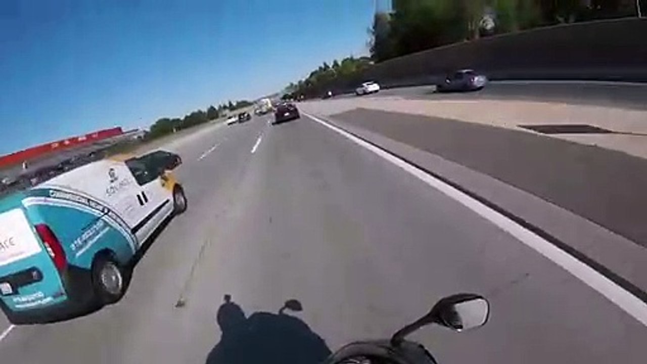Une voiture fait un spectaculaire tonneau au moment de s’insérer sur une autoroute