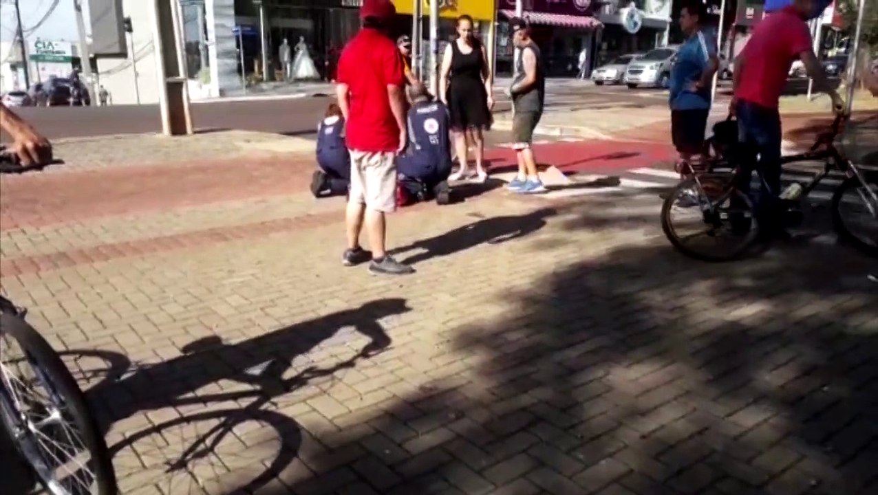 Ciclista fica ferido ao sofrer queda no Centro