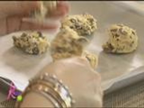 Darla enjoys eating Kris' chocolates na 'nagpapanggap na cookies'