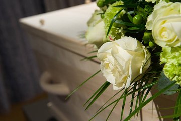 Quelles fleurs symbolisent la mort ?