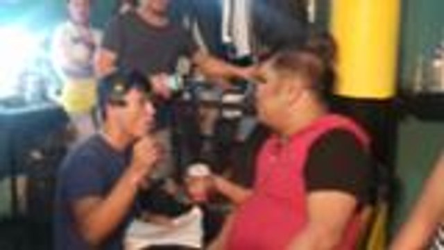 Panoorin ang mga kaganapan sa backstage ilang minuto bago magsimula ang Banana Sundae