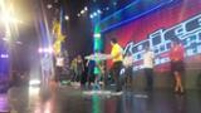 Panoorin kung paano binato ng Banana Sundae cast si John Prats sa The Voice of the Presidentiables sketch!