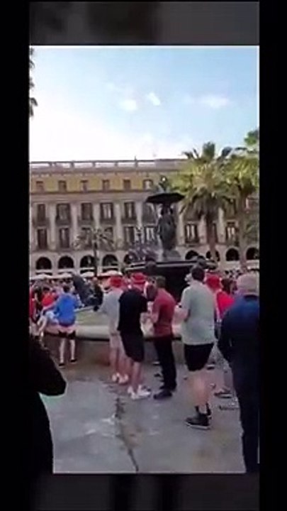Les fans de Liverpool se moquent des locaux et les poussent dans les fontaines de Barcelone