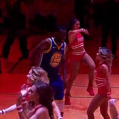 Quand Draymond Green slalome au milieu des pom-pom girls