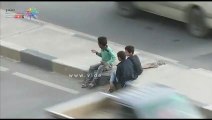 أطفال يعرضون حياتهم للخطر على طريق سريع