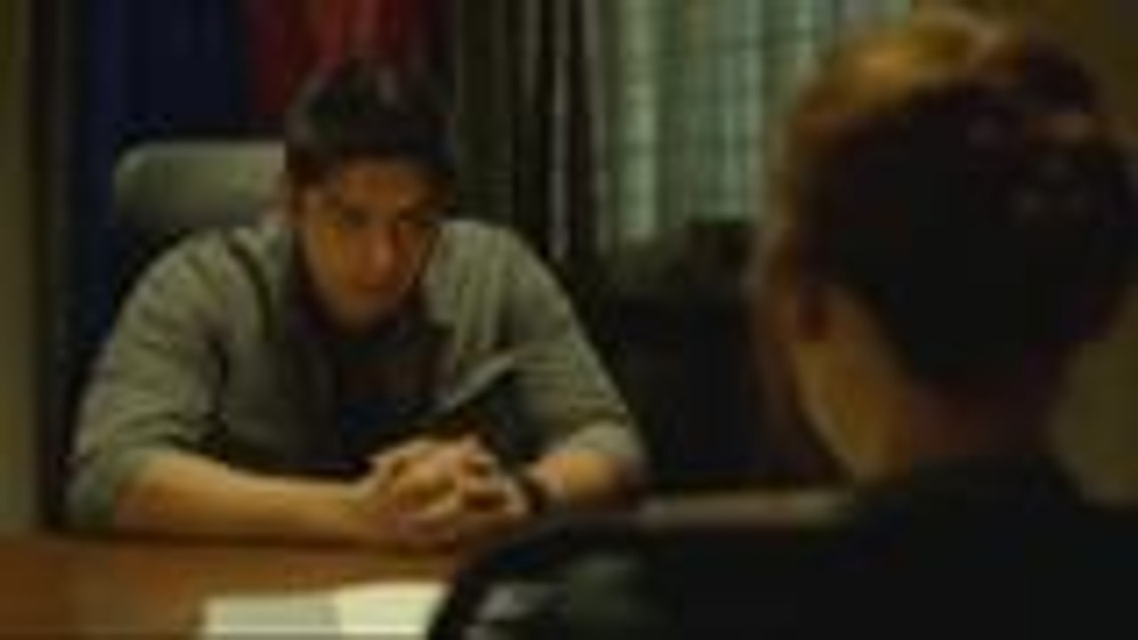 Cardo tries to talk to Isabel about the syndicate