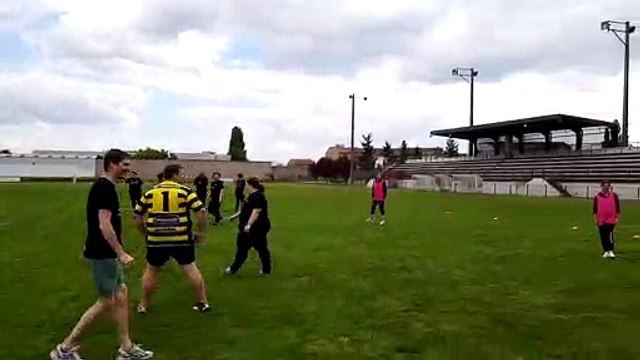 L'ancien sélectionneur du XV de France Marc Liévremont anime une séance de rugby adapté à Nancy