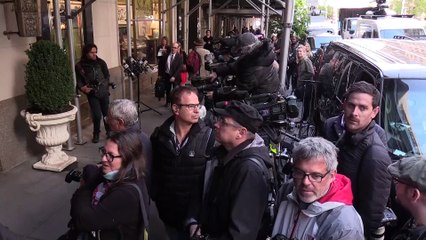 Trump'ın eski avukatı Michael Cohen hapishaneye teslim olmak üzere evinden ayrıldı - NEW YORK