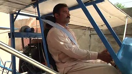 بائع فشار باكستاني يحقق حلمه بصنع طائرة بدائية