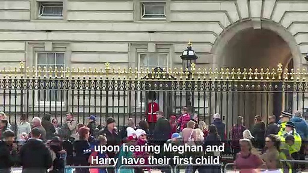 Royal birth: people gathered at Buckingham palace react