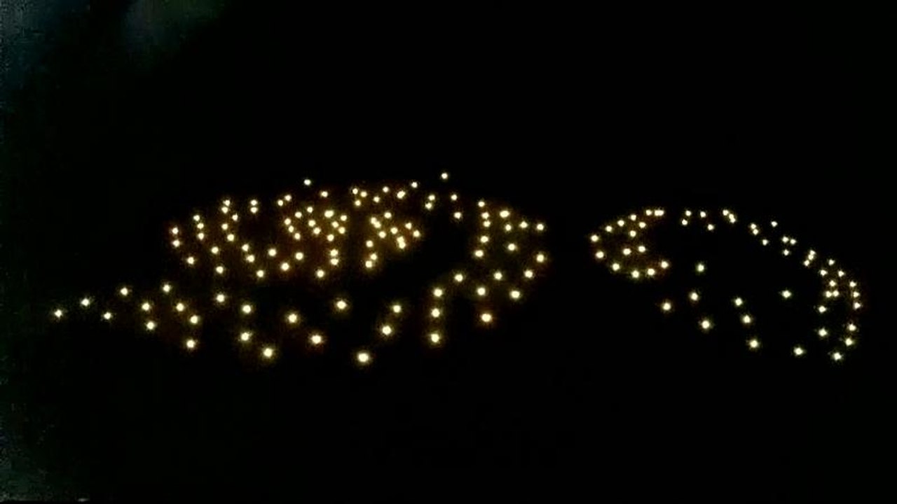 Hunderte Drohnen malen König in den Himmel