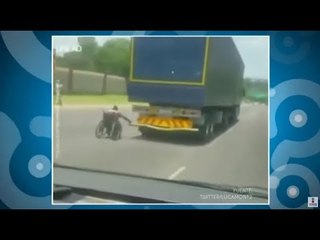 Hombre en silla de ruedas viaja de mosca en camión | Qué Importa