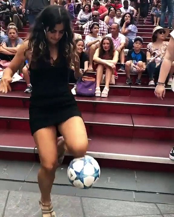 Elle drible un ballon en tallons hauts !