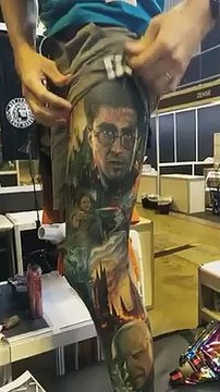 Il s'est tatoué toute la jambe avec HARRY POTTER !