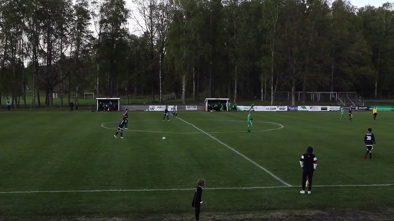 But incroyable : retournée acrobatique après une passe du milieu du terrain de football !