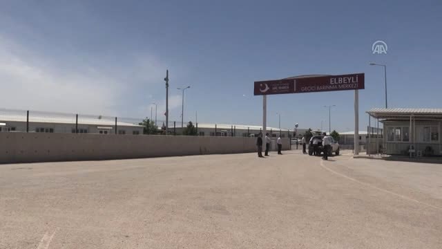 Suriyeli Sığınmacılar İlk İftarlarını Konteyner Kentte Açtı