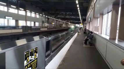 Un train à grande vitesse traverse une gare - Japon