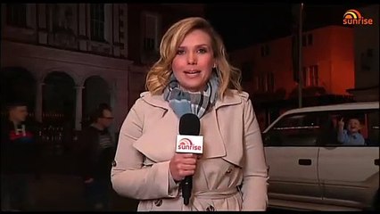 Ce gosse trolle le direct de cette journaliste en faisant un geste déplacé
