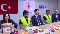 Bakan Kurum, TOKİ şantiyesinde işçilerle iftar yaptı - ANKARA